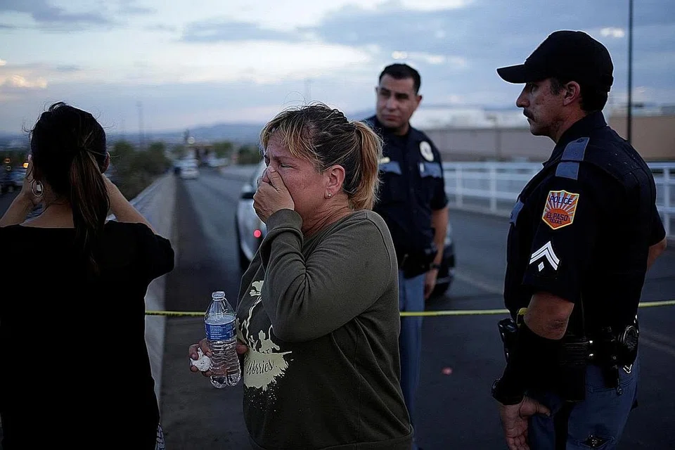 KEJADIAN TEMBAKAN: Wanita ini tidak dapat menahan kesedihannya semasa berada di lokasi insiden tembakan di pasar raya Walmart di El Paso, Texas. - Foto REUTERS