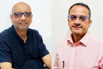 Encik T. Raja Segar (kanan) akan mengambil alih daripada Encik Jawharilal Rajendran sebagai editor Tamil Murasu. 