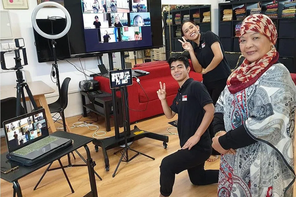 DAKAP TEKNOLOGI BARU: Pengasas Sri Warisan Performing Arts, Cik Som Said (kanan) dan kakitangannya memanfaatkan bermacam geran yang disediakan pemerintah dan meneroka peluang baru menyediakan kandungan pembelajaran seni dalam talian. - Foto fail 