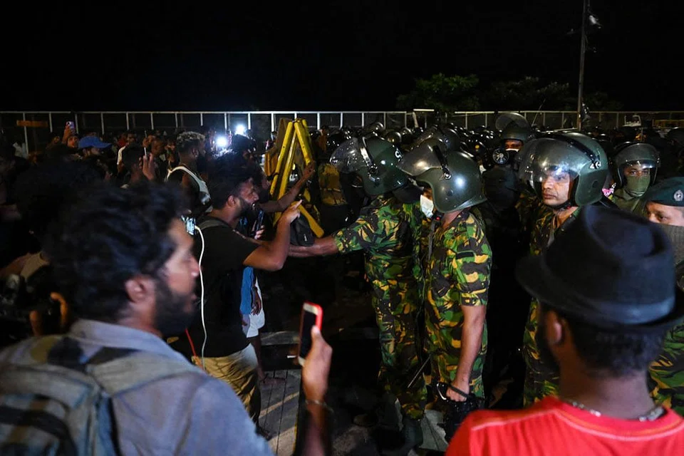 BERTEMPUR: Pegawai keselamatan bersemuka dengan penunjuk perasaan antipemerintah yang enggan menyokong pelantikan presiden baru negara itu. - Foto AFP