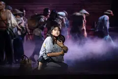 Abigail Adriano (depan, kiri) menghidupkan dengan penuh realistik watak anak yatim bernama Kim yang terpisah daripada kekasihnya, Chris, seorang tentera Amerika Syarikat, ketika Perang Vietnam tamat pada 1975.