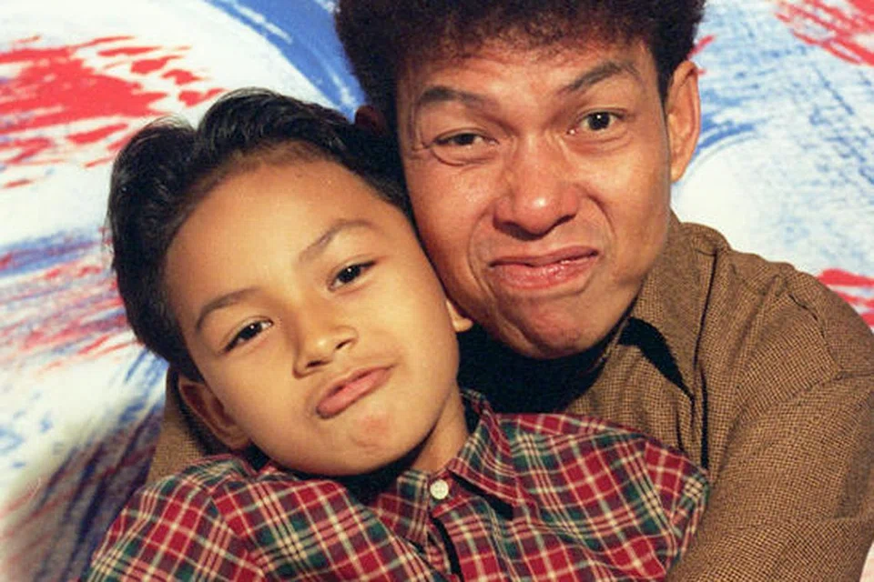 PIALA BUAT AYAH: Norman Ishak pastinya ingat dorongan yang diberikan arwah bapanya, pengacara dan pelawak Ishak Ahmat, tatkala memenangi Anugerah Pelakon Lelaki Terbaik Dalam Watak Utama (Siri Drama) pada ‘Pesta Perdana 2023’. Foto ini dirakam ketika Norman berusia 11 tahun.