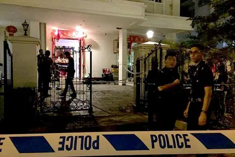DITUDUH MEMBUNUH MAJIKAN: Daryati sedang diperbicarakan atas kesalahan menikam dan mengelar Cik Seow di rumahnya di Telok Kurau, yang menyebabkan wanita itu mengalami 98 luka pisau. -Foto FAIL ST.