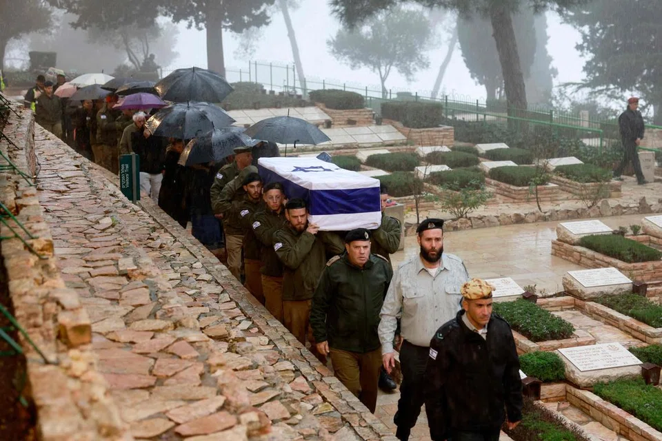 ANGGOTA TENTERA DIKEBUMI: Anggota tentera Israel mengusung keranda Kapten Elkana Vizel semasa pengebumiannya di tanah perkuburan tentera Mount Herzl di Baitulmakdis pada 23 Januari.