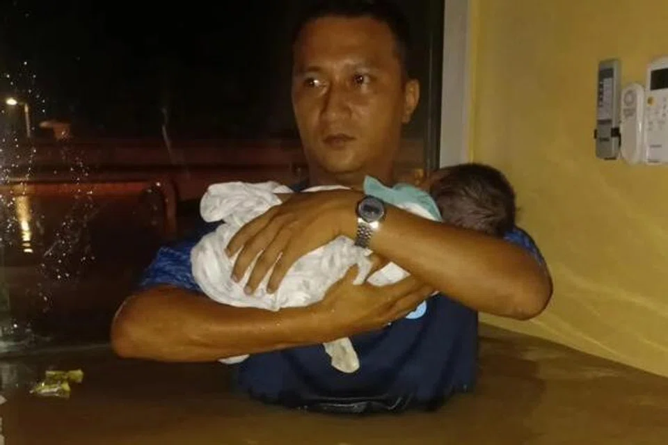 Detik cemas dialami anggota tentera, Wan Ismail Wan Jusof, 38 tahun, bersama isteri dan bayinya berusia enam hari ketika banjir naik mendadak dan menenggelamkan kediamannya di Kamunting, Perak, pada malam 23 Oktober lalu.