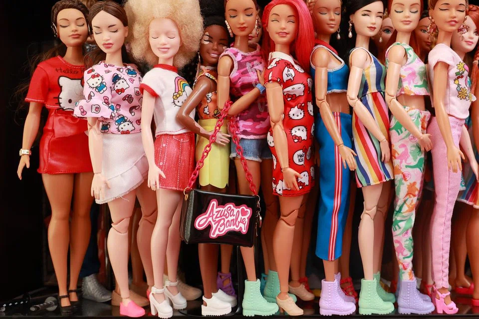 PELBAGAI WATAK: Patung-patung Barbie yang mewakili pelbagai bangsa, latar belakang dan kerjaya. 