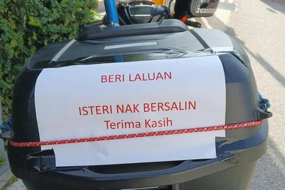 MINTA DIBERI LALUAN: Seorang penunggang motosikal berdaftar di Johor meletakkan nota ini di bahagian belakang motosikalnya dengan harapan diberi laluan semasa meredah kesesakan semasa menyeberang tambak.