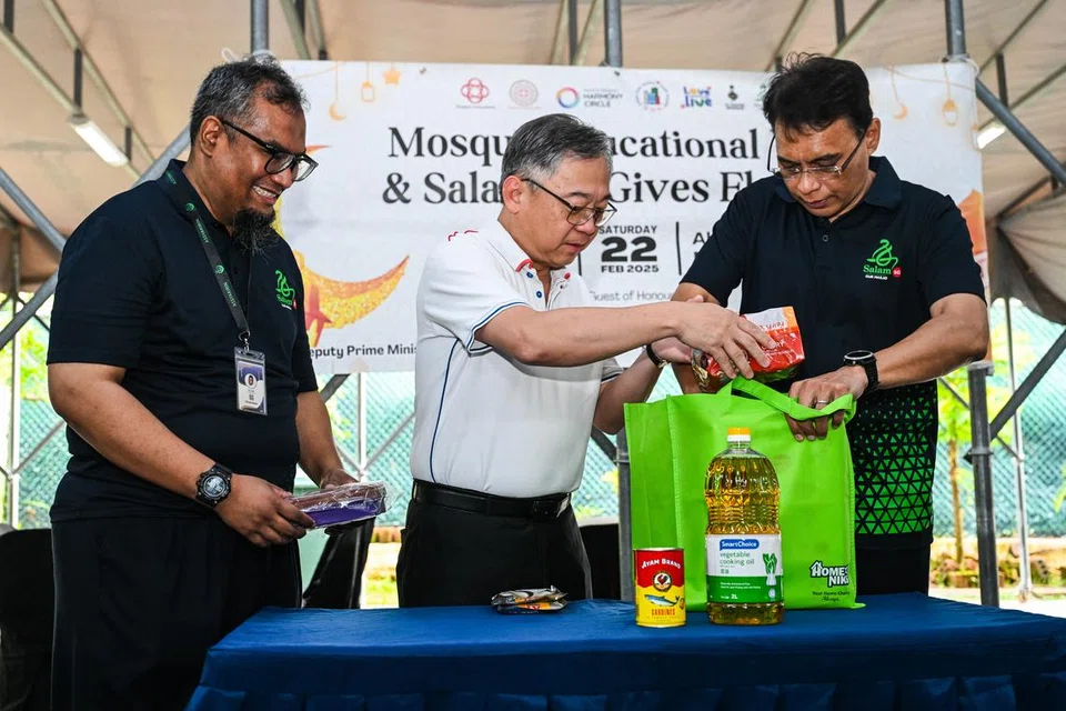 Timbalan Perdana Menteri merangkap Menteri Perdagangan dan Perusahaan, Encik Gan Kim Yong (tengah), bersama (dari kanan) Ketua Eksekutif Muis, Encik Kadir Maideen dan Pengerusi bersama SalamSG Ramadan, Encik Faizal Abdul Rahim memasukkan barang dapur ke dalam beg di Masjid Al-Khair pada 22 Februari.