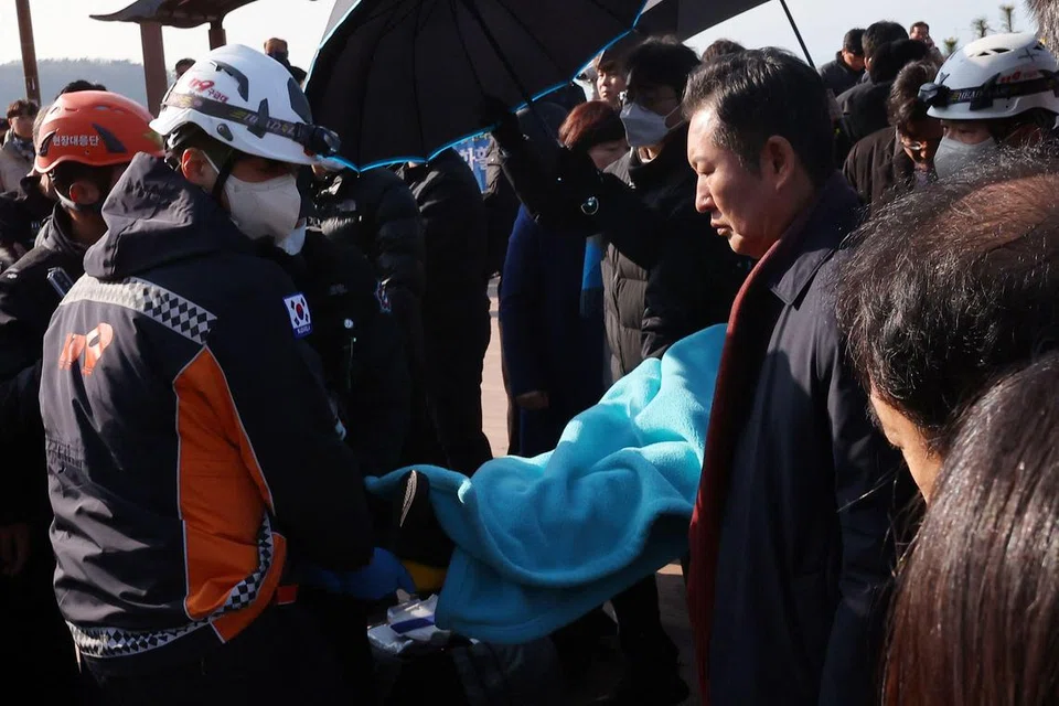 CEDERA DITIKAM: Pekerja kecemasan membawa pemimpin parti pembangkang Korea Selatan Encik Lee Jae-myung di atas usungan selepas diserang seorang lelaki di Busan pada 2 Januari 2024. 