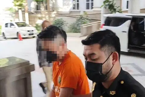 Warga Singapura yang dipercayai dalangi kegiatan penyeludupan dengan memberi rasuah kepada sekurang-kurangnya 11 pegawai penguat kuasa Jabatan Kastam Diraja Malaysia ditahan Suruhanjaya Pencegahan Rasuah Malaysia pada 25 Jun.
