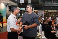 Mantan Ketua Pegawai Eksekutif (CEO) Singapore Post (SingPost) Singapura, Encik Shahrin Abdol Salam (kiri), dilihat beramah-tamah dengan tetamu yang hadir semasa acara Jaga Kesihatan Jaga Ummah (JKJU) pada 15 Februari di Our Tampines Hub.