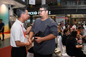 Mantan Ketua Pegawai Eksekutif (CEO) Singapore Post (SingPost) Singapura, Encik Shahrin Abdol Salam (kiri), dilihat beramah-tamah dengan tetamu yang hadir semasa acara Jaga Kesihatan Jaga Ummah (JKJU) pada 15 Februari di Our Tampines Hub.