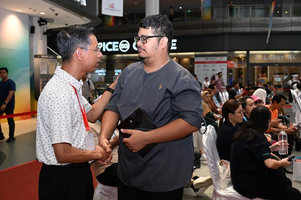 Mantan Ketua Pegawai Eksekutif (CEO) Singapore Post (SingPost) Singapura, Encik Shahrin Abdol Salam (kiri), dilihat beramah-tamah dengan tetamu yang hadir semasa acara Jaga Kesihatan Jaga Ummah (JKJU) pada 15 Februari di Our Tampines Hub.