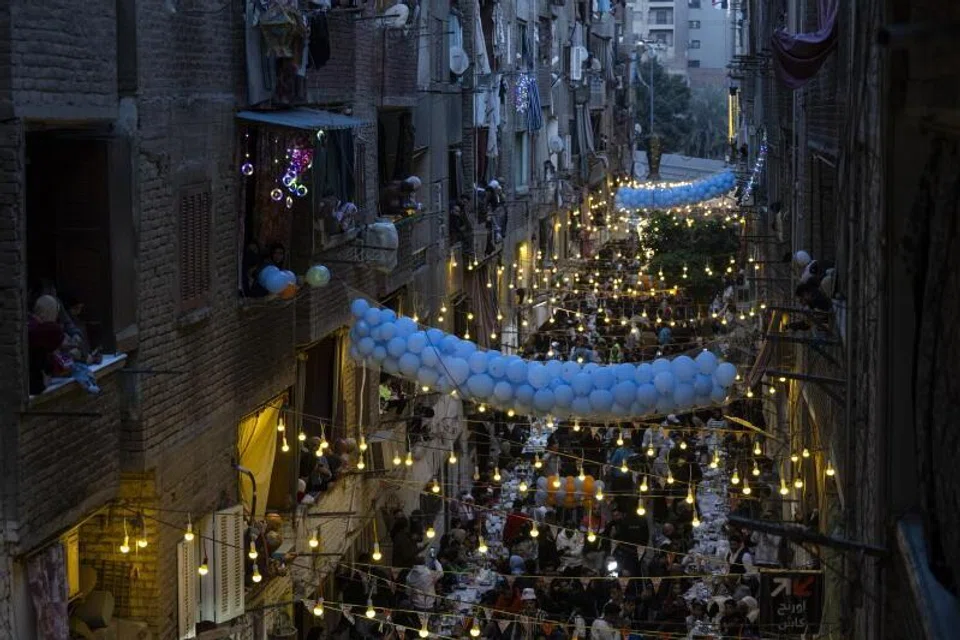 Orang ramai di daerah Matareya berkumpul untuk berbuka puasa beramai-ramai semasa bulan suci Ramadan di Kahirah, Mesir, pada 5 Mac 2026. Meja panjang untuk berbuka puasa beramai-ramai merupakan acara tahunan di Mesir yang bermula lebih sedekad lalu di kawasan kejiranan Al-Matareya.