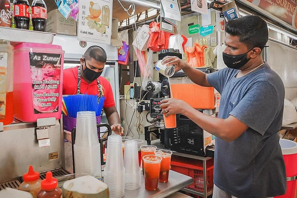 BIMBANG TENTANG PERNIAGAAN: Pemilik gerai Az Zumar, Encik Sikandar Shah, 40 tahun, berharap dapat bantuan dari SLA untuk menjalankan perniagaannya ketika menantikan SIFC dibuka semula. - Foto BH oleh NUR DIYANA TAHA