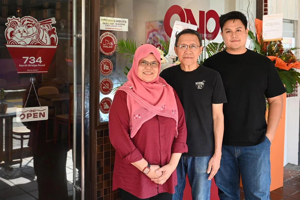 Pemilik restoran ramen ala Indonesia pertama di Singapura, Ono Ramen (dari kiri) Cik Wati Abdul Khamid, suaminya, Encik Ahmad Aspari, dan anaknya, Encik Haris Ahmad. 