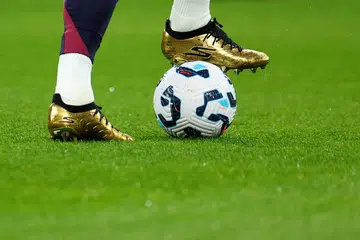 Kaki yang bersiap untuk permainan bolasepak (gambar hiasan)