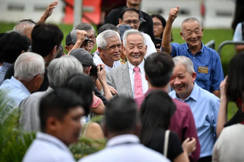 TEMU PENYOKONG: Encik Ng Kok Song, sempat bertemu penyokong di ibu pejabat Persatuan Rakyat (PA) pada Selasa setelah beliau berjaya dipilih sebagai calon Pilihan Raya Presiden 2023.