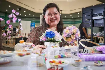 DAYA SENI: Cik Noor Jamilah Ramli memilih untuk mencuba kraf tanah liat kerana lebih murah dan tahan lebih lama berbanding bunga segar. - Foto BH oleh ROSLEE ABDUL RAZAK