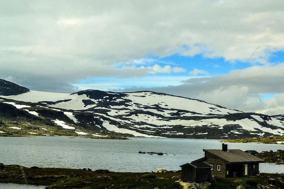 ANTARA YANG MEMUKAU: Pemandangan gunung-ganang bersalji ini antara yang dapat dilihat penulis semasa dalam perjalanan ke Norway. 