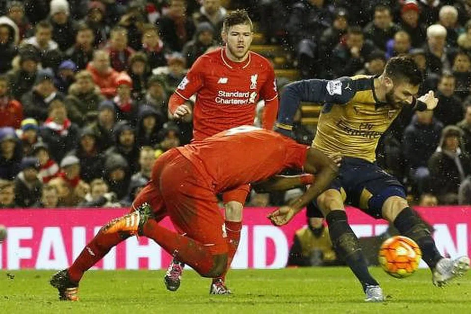 Olivier Giroud (jersi kuning) menjaringkan gol ketiga Arsenal dalam perlawanan menentang Liverpool yang berakhir dengan seri 3-3 pada Rabu, 13 Januari di Anfield. Gambar REUTERS 