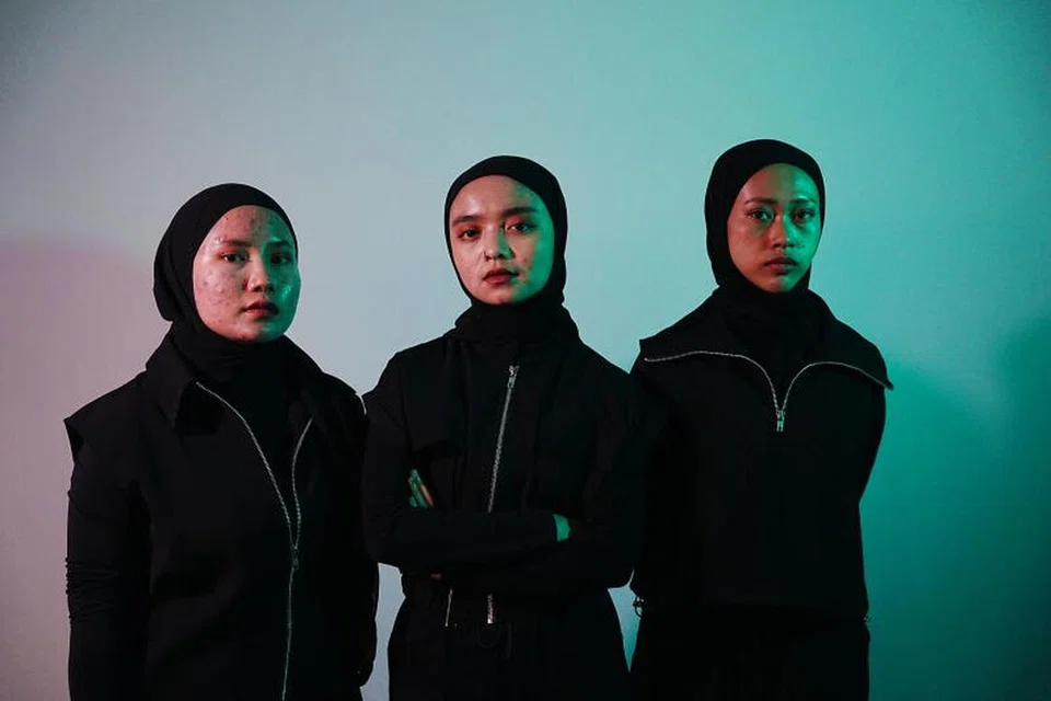 Anggota kumpulan Voice of Baceprot (VOB), (dari kiri) Euis Siti Aisyah, Firda Marsya Kurnia dan Widi Rahmawati, merupakan pelajar nakal di sekolah menengah, yang kemudian menemui jalan untuk menyalurkan tenaga dalam bidang muzik.