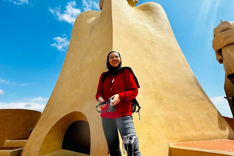 Penulis bergambar di atas bumbung Casa Milà (La Pedrera), Tapak Warisan Dunia UNESCO di Barcelona, ​​Sepanyol yang direka Antoni Gaudi.