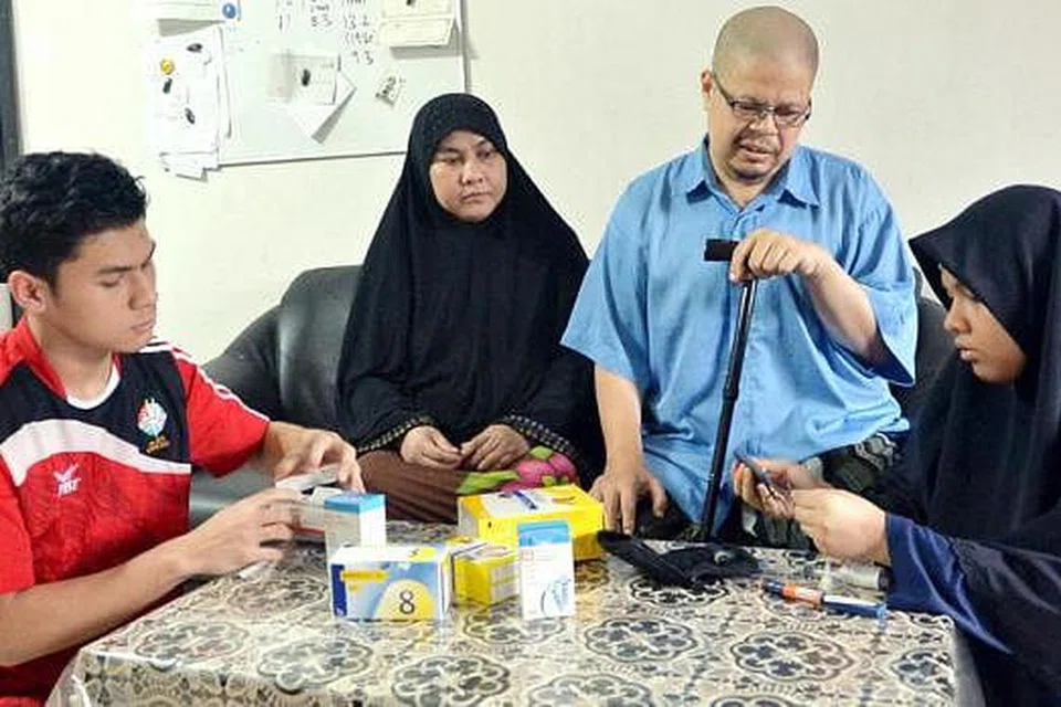 BEBAN KELUARGA DIRINGANKAN: Ustaz Azhari (berbaju biru) dan isteri, Cik Hasmimah (dua dari kiri), bersyukur anak-anak mereka, Cik Nur Insyirah (kanan) dan Muhammad Noor Irsyad (kiri), mampu memikul tanggungjawab menjaga mereka. Dua lagi anak mereka, Adibah Musfirah dan Muhammad Adiib, tiada dalam gambar). - Foto KHALID BABA