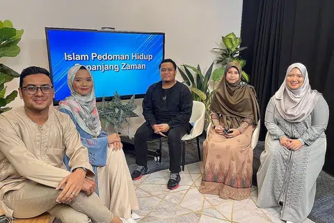 KESEIMBANGAN: Dalam Facebook Live Berita Harian dengan Andalus ini, beberapa isu dikupas untuk membantu individu mencapai keseimbangan antara dunia dan akhirat. (Dari kiri) Hakim Yusof, Shahida Sarhid, Ustaz Mohammad Fitry Redwan, Ustazah Siti Radiah Hassan dan Ustazah Amalina Nasir. - Foto BH oleh DAHLIA ZULKIFLI
