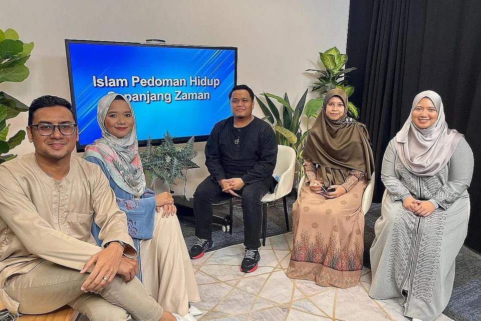 KESEIMBANGAN: Dalam Facebook Live Berita Harian dengan Andalus ini, beberapa isu dikupas untuk membantu individu mencapai keseimbangan antara dunia dan akhirat. (Dari kiri) Hakim Yusof, Shahida Sarhid, Ustaz Mohammad Fitry Redwan, Ustazah Siti Radiah Hassan dan Ustazah Amalina Nasir. - Foto BH oleh DAHLIA ZULKIFLI