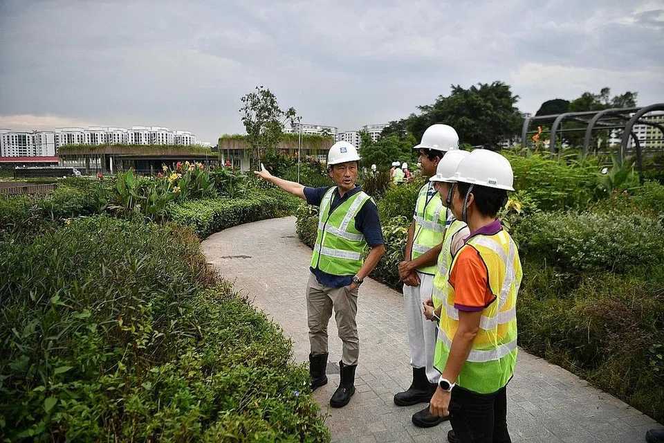 Antara kemudahan baru... TINJAU KAWASAN: (Dari kiri) Menteri Kesihatan, Encik Ong Ye Kung, dan Anggota Parlimen Sembawang GRC, Encik Vikram Nair, Dr Lim Wee Kiak dan Cik Poh Li San, meninjau perkembangan hab sukan dan masyarakat bersepadu Bukit Canberra pada 5 Jun lalu. Encik Ong, yang juga penasihat akar umbi GRC Sembawang, menganggap Bukit Canberra sebagai 'mahkota' bagi para penduduk Sembawang. - Foto fail 