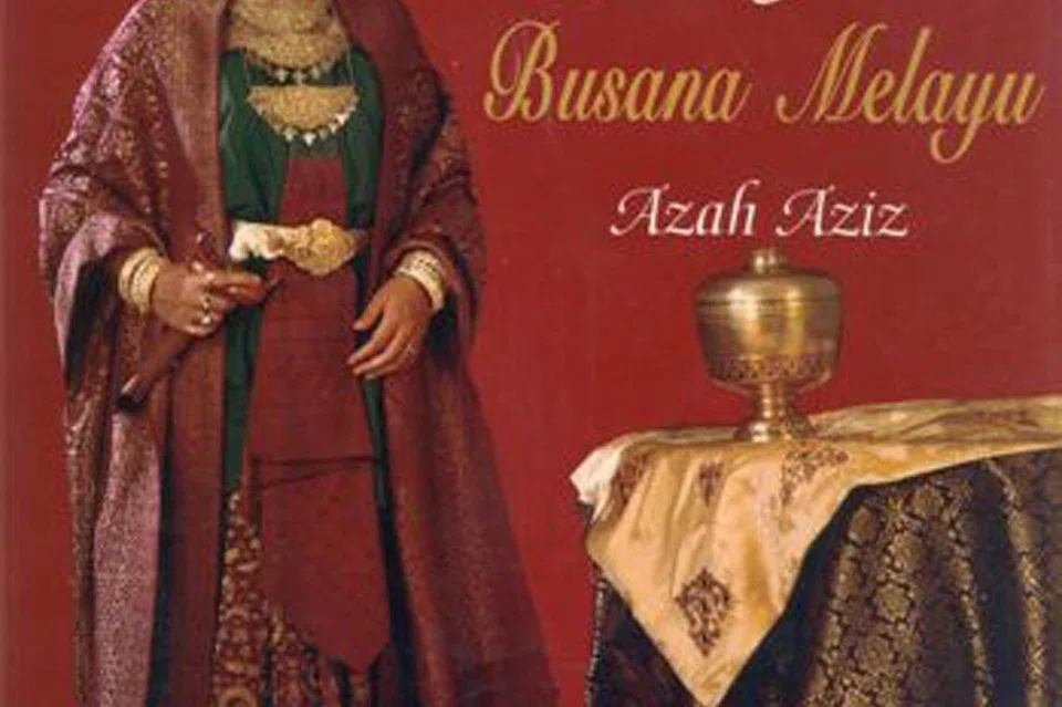 Buku ‘Rupa dan Gaya: Busana Melayu’ merupakan karya penting yang merakam kehalusan estetika, daya kreativiti dan keunikan cita rasa masyarakat Melayu dalam pakaian serta tekstil. Menerusi karya ini, penulis, Puan Azah, menelusuri semula khazanah warisan Melayu silam dengan meneliti ciri, unsur, sifat dan adat pemakaian yang membentuk identiti busana Melayu.