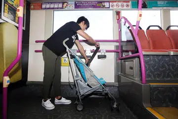 Pengguna kerusi roda atau bantuan mobiliti, atau ibu bapa yang membawa kereta sorong boleh menggunakan ruang keutamaan dalam bas.