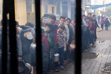 MASALAH KEBULURAN SEMAKIN BURUK: Kanak-kanak Palestin terpaksa beratur panjang bagi mendapatkan makanan yang diagihkan oleh sebuah badan amal di Rafah, selatan Gaza.