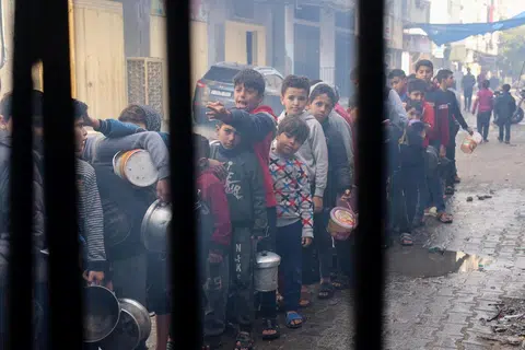 MASALAH KEBULURAN SEMAKIN BURUK: Kanak-kanak Palestin terpaksa beratur panjang bagi mendapatkan makanan yang diagihkan oleh sebuah badan amal di Rafah, selatan Gaza.