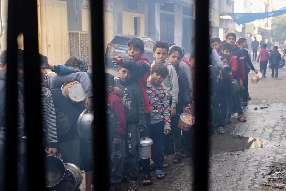MASALAH KEBULURAN SEMAKIN BURUK: Kanak-kanak Palestin terpaksa beratur panjang bagi mendapatkan makanan yang diagihkan oleh sebuah badan amal di Rafah, selatan Gaza.