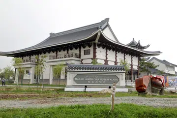 Sultan Selangor Sultan Sharafuddin Idris Shah pada 5 Disember berkenan merasmikan Masjid Jamek Cina Muslim Klang di Bandar Botanik. Masjid tersebut mempunyai reka bentuk yang bercirikan seni bina Cina dan boleh menampung sehingga 1,000 anggota jemaah.
