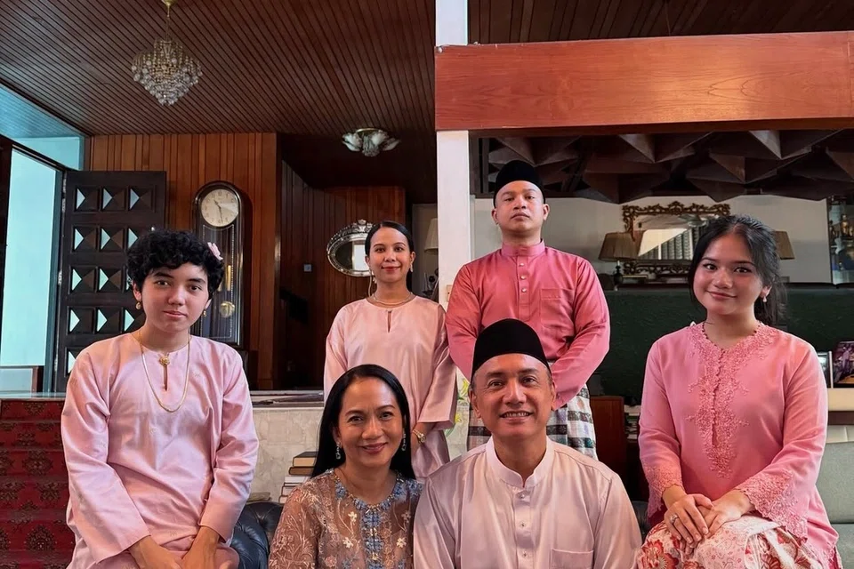 Datuk Sheila Majid (duduk, dua dari kiri) memberi kebebasan untuk anak-anaknya, Khadeja Zaireen (duduk di kiri), Khalefa Laila (duduk di kanan), Wan Nur Khaleeda (berdiri di kiri) dan Megat Abdul Majid (berdiri di kanan), memilih hala tuju pengajian dan kerjaya mereka. Bersamanya ialah suaminya, Datuk Hashridz Murshid Hassim. 