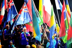 Para atlet membawa bendera negara masing-masing semasa Acara Penutup Sukan Komanwel Glasgow 2026 di The Hydro di Glasgow, Scotland, pada 2 Ogos.