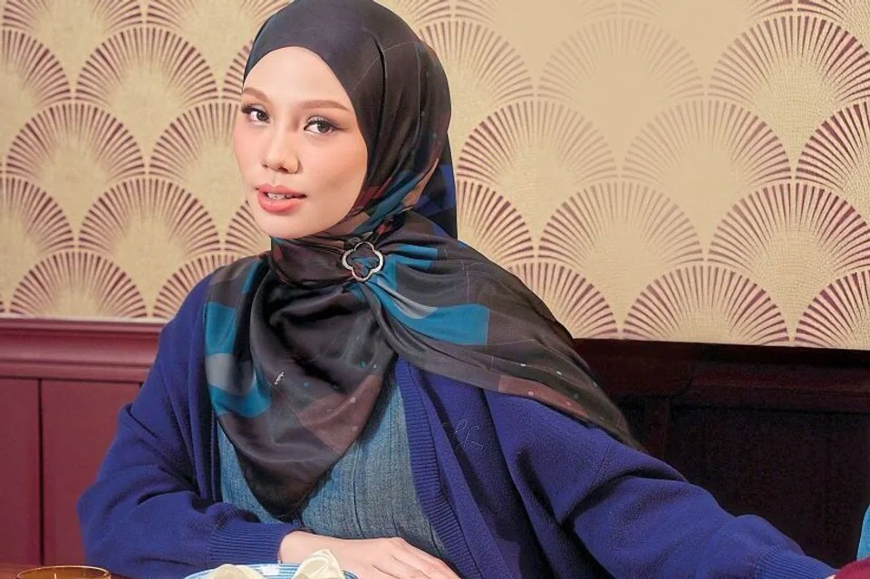 Pemilihan aksesori kecil untuk dipadankan dengan tudung boleh menonjolkan personaliti si pemakai, serta menaikkan penampilan daripada biasa-biasa menjadi luar biasa. 