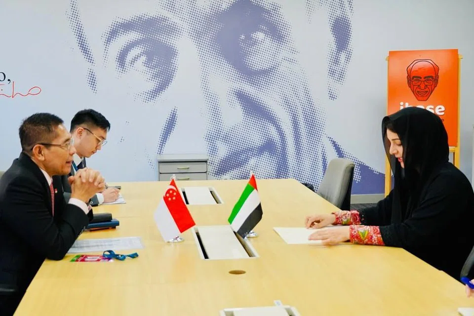 Menteri di Pejabat Perdana Menteri merangkap Menteri Kedua (Pendidikan merangkap Ehwal Luar), Dr Mohamad Maliki Osman (kiri), bertukar pandangan dengan Menteri Negara bagi Kerjasama Antarabangsa Amiriah Arab Bersatu (UAE), Cik Reem Ebrahim Al Hashimy, mengenai krisis kemanusiaan di Gaza, semasa menghadiri Sidang Kemuncak G20 di Brazil.