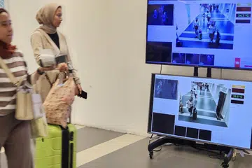 LANGKAH PENCEGAHAN: Kementerian Kesihatan Indonesia bercadang menyediakan dos suntikan penggalak kelima bagi warga emas dan kumpulan berisiko tinggi, sedang Lapangan Terbang Soekarno-Hatta di Tangerang, Jakarta, memasang pengimbas suhu badan bagi menyaring pelancong yang memasuki negara itu, berikutan peningkatan kes Covid-19 di rantau ini.