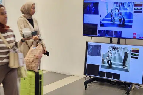 LANGKAH PENCEGAHAN: Kementerian Kesihatan Indonesia bercadang menyediakan dos suntikan penggalak kelima bagi warga emas dan kumpulan berisiko tinggi, sedang Lapangan Terbang Soekarno-Hatta di Tangerang, Jakarta, memasang pengimbas suhu badan bagi menyaring pelancong yang memasuki negara itu, berikutan peningkatan kes Covid-19 di rantau ini.