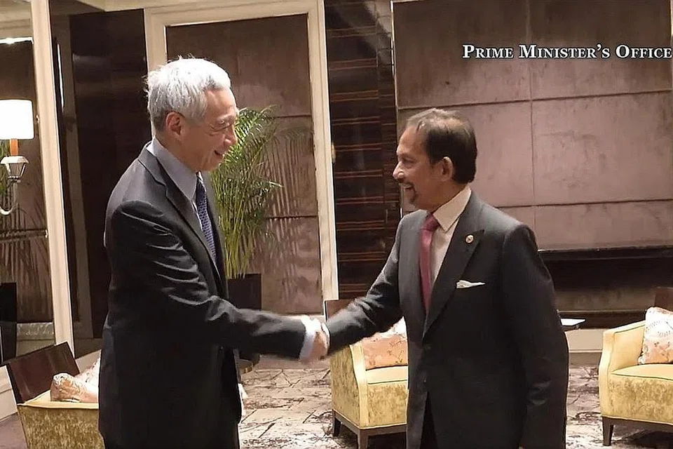 ERATKAN HUBUNGAN: Encik Lee (kiri) bersama Sultan Hassanal Bolkiah bertemu semalam ketika beliau menjadi hos kepada Sultan Hassanal Bolkiah bagi jamuan tengah hari. - Foto FACEBOOK LEE HSIEN LOONG 