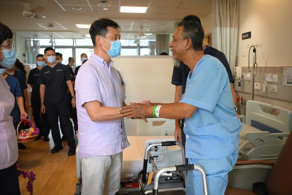 LAWATAN HOSPITAL BARU: Menteri Kesihatan, Encik Ong Ye Kung, bersalaman dengan Encik Samsudin Katon, 64 tahun (kanan), di Wad Hospital Masyarakat Woodlands Health yang dibuka secara bertahap pada 22 Disember.