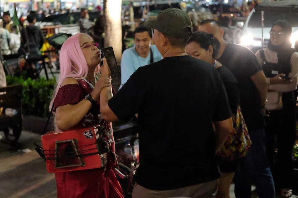 Wik Wik Ambyar penghibur terkenal di Malioboro bertemu para pengunjung.