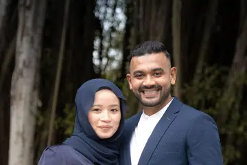 KERJAYA BARU: Bekas pemain bola sepak Faritz Hameed baru-baru ini mengumumkan persaraanya daripada bola sepak pada Rabu. Disokong isterinya, Hamidah Hashim, Faritz kini menumpukan perhatiannya kepada kerjaya barunya sebagai ejen hartanah di ERA.