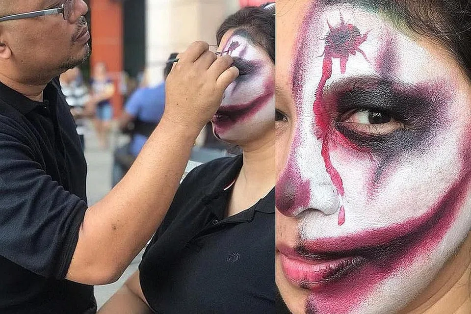 CABANG SENI: Melukis wajah juga merupakan kemahiran yang disalurkan Encik Kamal Dollah dalam kerja-kerja kemasyarakatan. - Foto ihsan KAMAL DOLLAH