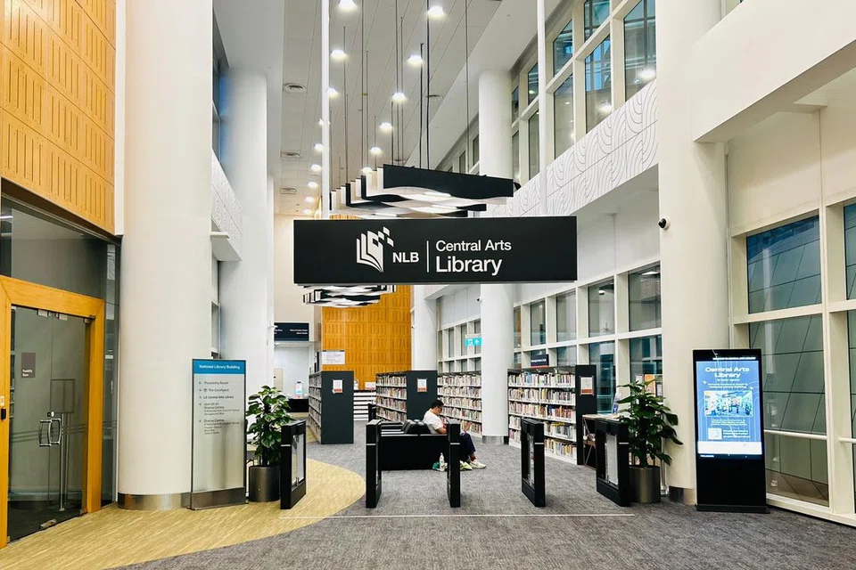 Perpustakaan Seni Sentral yang terletak di Aras 5, Bangunan Perpustakaan Negara di 100, Victoria Street, menyediakan pelbagai bahan rujukan mengenai seni seperti buku, naskhah dan skrip teater serta cakera padat muzik klasik.