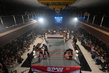 Lebih 500 peminat menyaksikan pertunjukan gusti, ‘Crowning Glory’, sempena ulang tahun ke-12 Singapore Pro Wrestling (SPW) di Bangunan Foo Chow pada 8 November 2024. Ia turut menampilkan ‘perlawanan semua lawan semua’ melibatkan enam ahli gusti untuk merebut gelaran Kejuaraan 24/7 SPW.